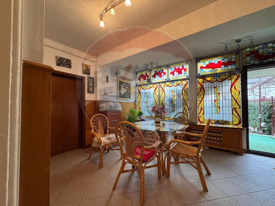 House / Villa with 6 rooms for sale in the area of 23 August (Catelul)