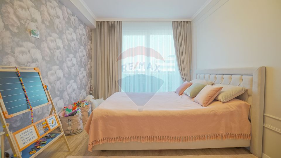 Apartament cu 3 camere de vânzare în zona Tractorul