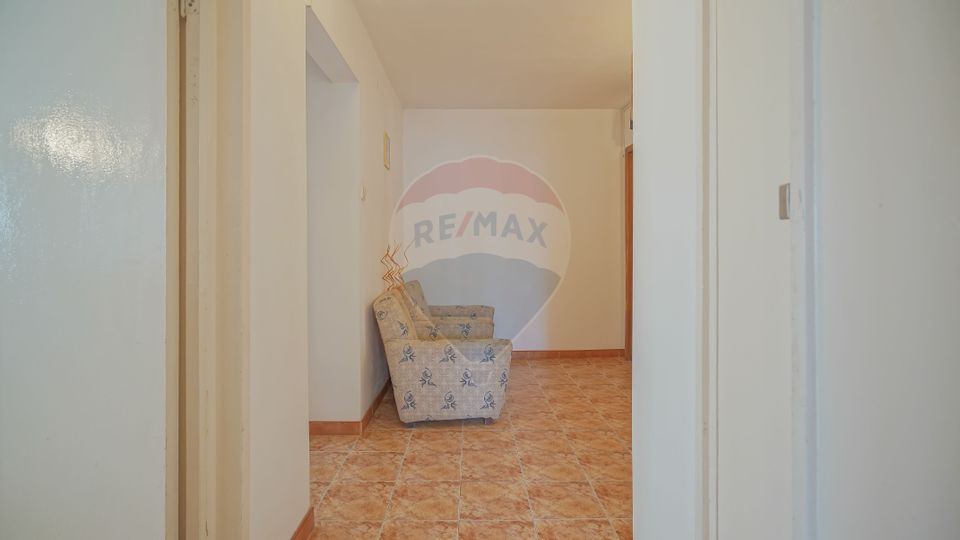 Apartament cu 3 camere de vânzare în Tractorul, Str. Independentei