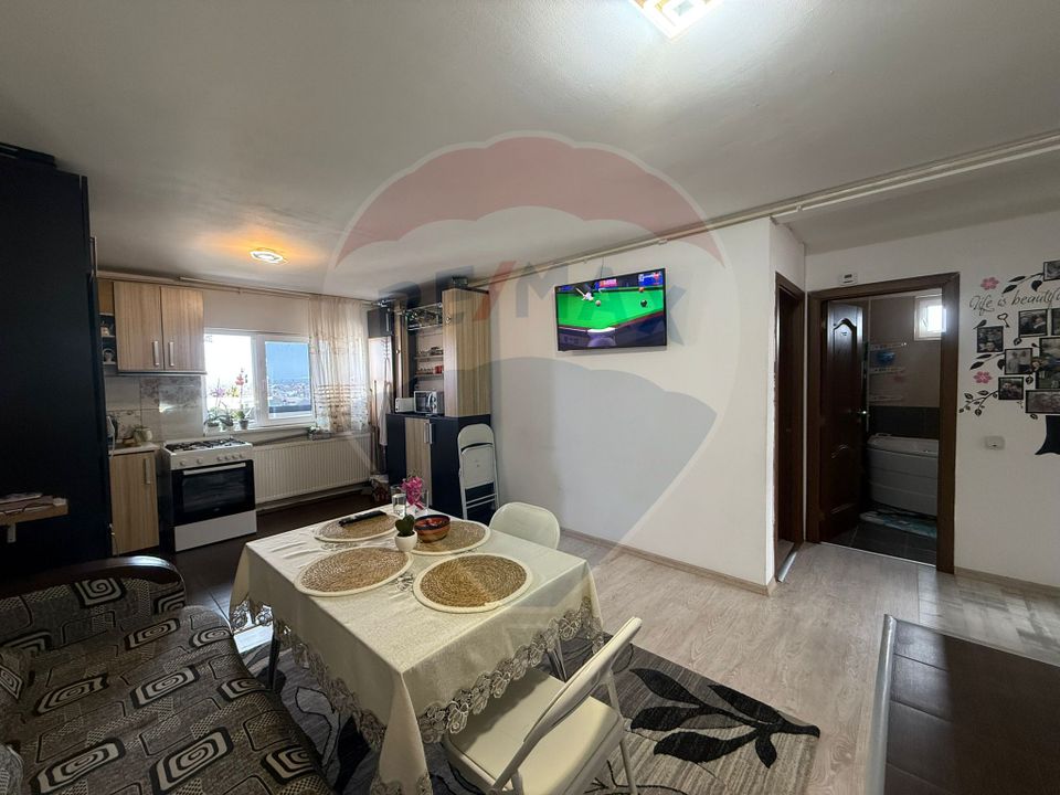 Apartament cu 3 camere de vânzare în zona Lapus