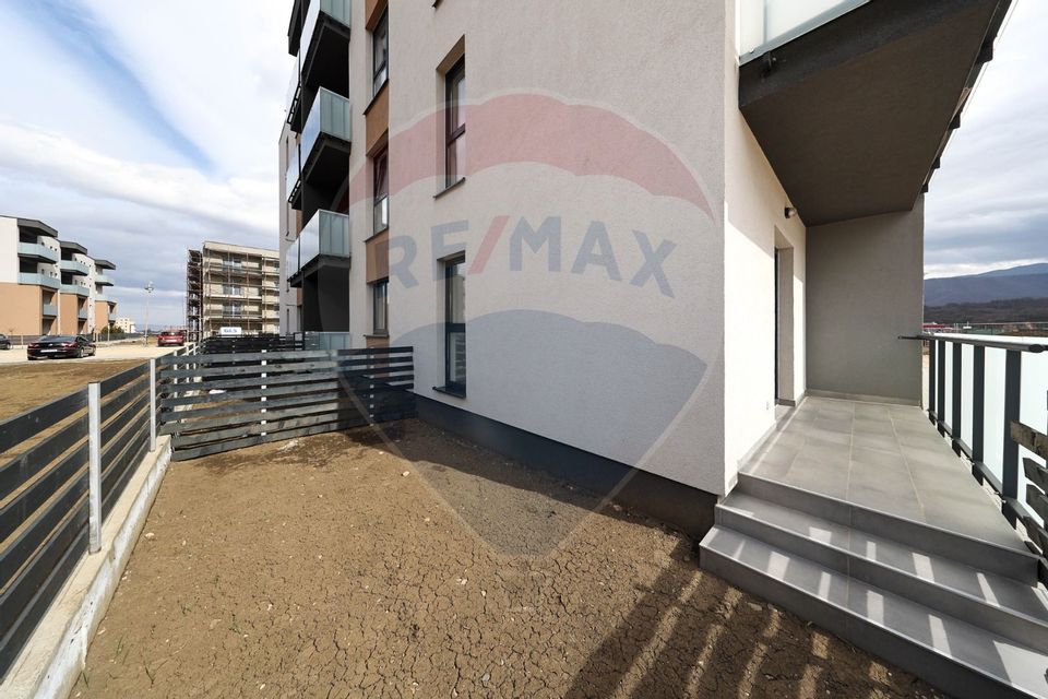 Apartament nou, modern, curte proprie si terasa
