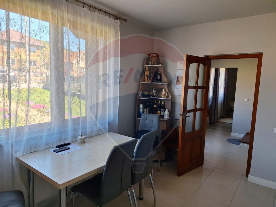 Casă / Vilă cu 5 camere de vânzare la 12-15 minute de Oradea