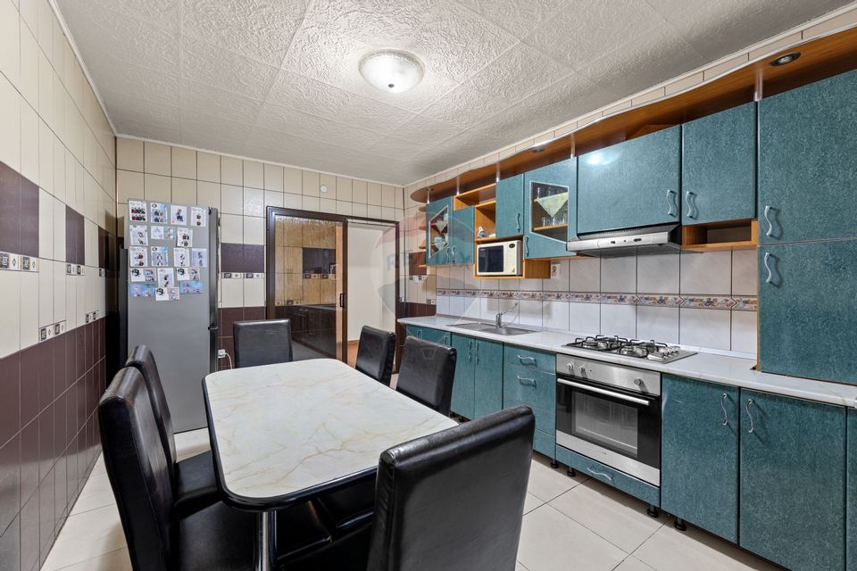 Casă spațioasă cu 4 camere și spațiu comercial în Bujac