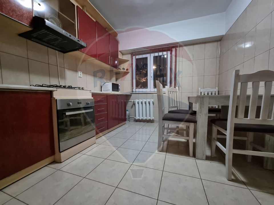 Apartament cu 3 camere de închiriat în zona Dacia