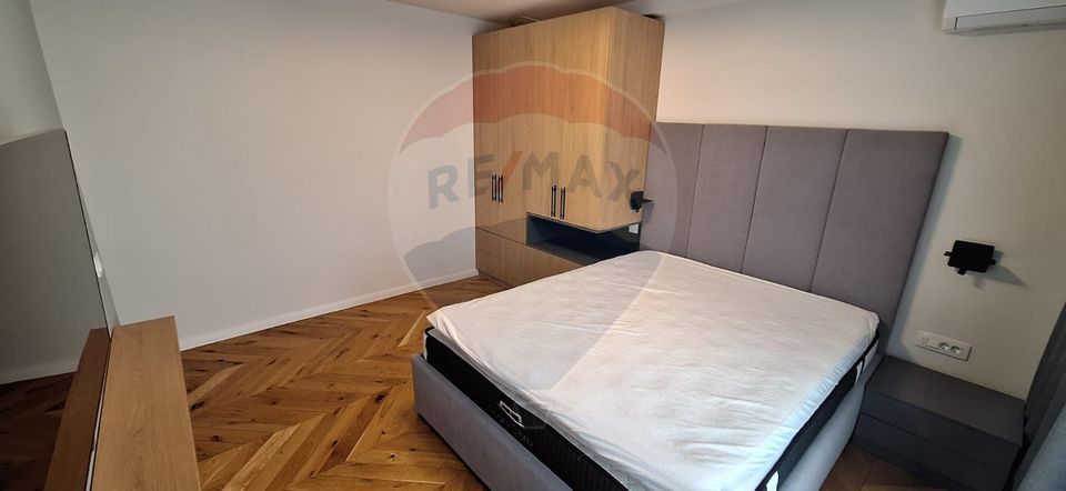 Apartament tip penthouse, 3 camere semidecomandat,  zona Bună Ziua