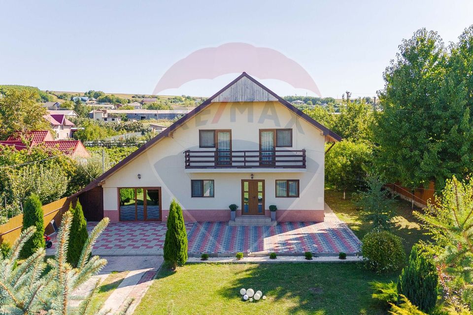 Casă / Vilă cu 5 camere de vânzare în zona Central