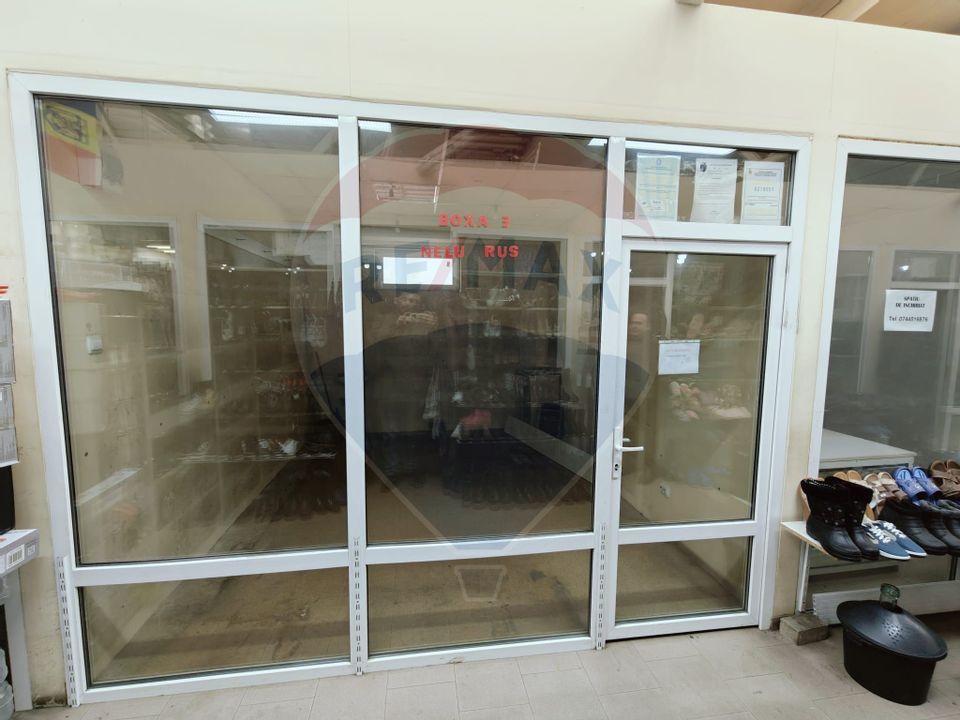 Boxă de închiriat Piața Izvoare cu vitrină