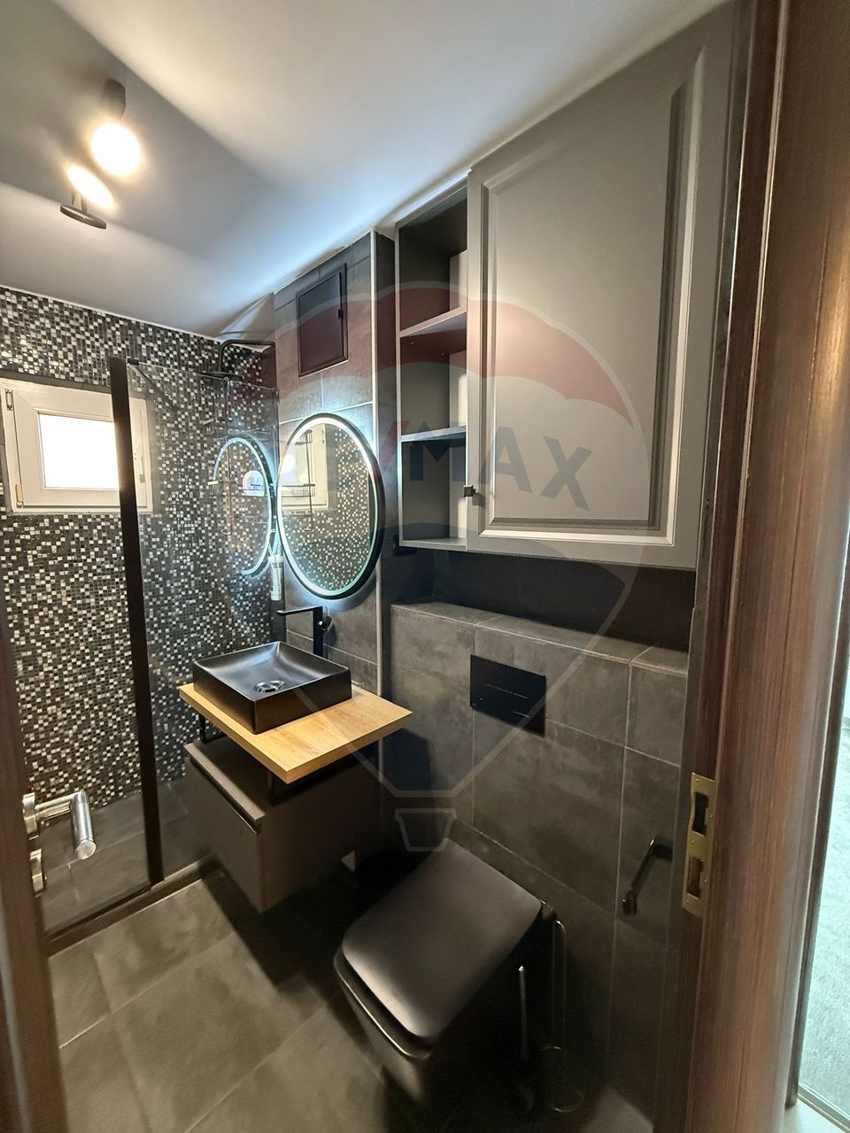 de inchiriat 3 camere, 70 mp, ultrafinisat, 3/4, centrala