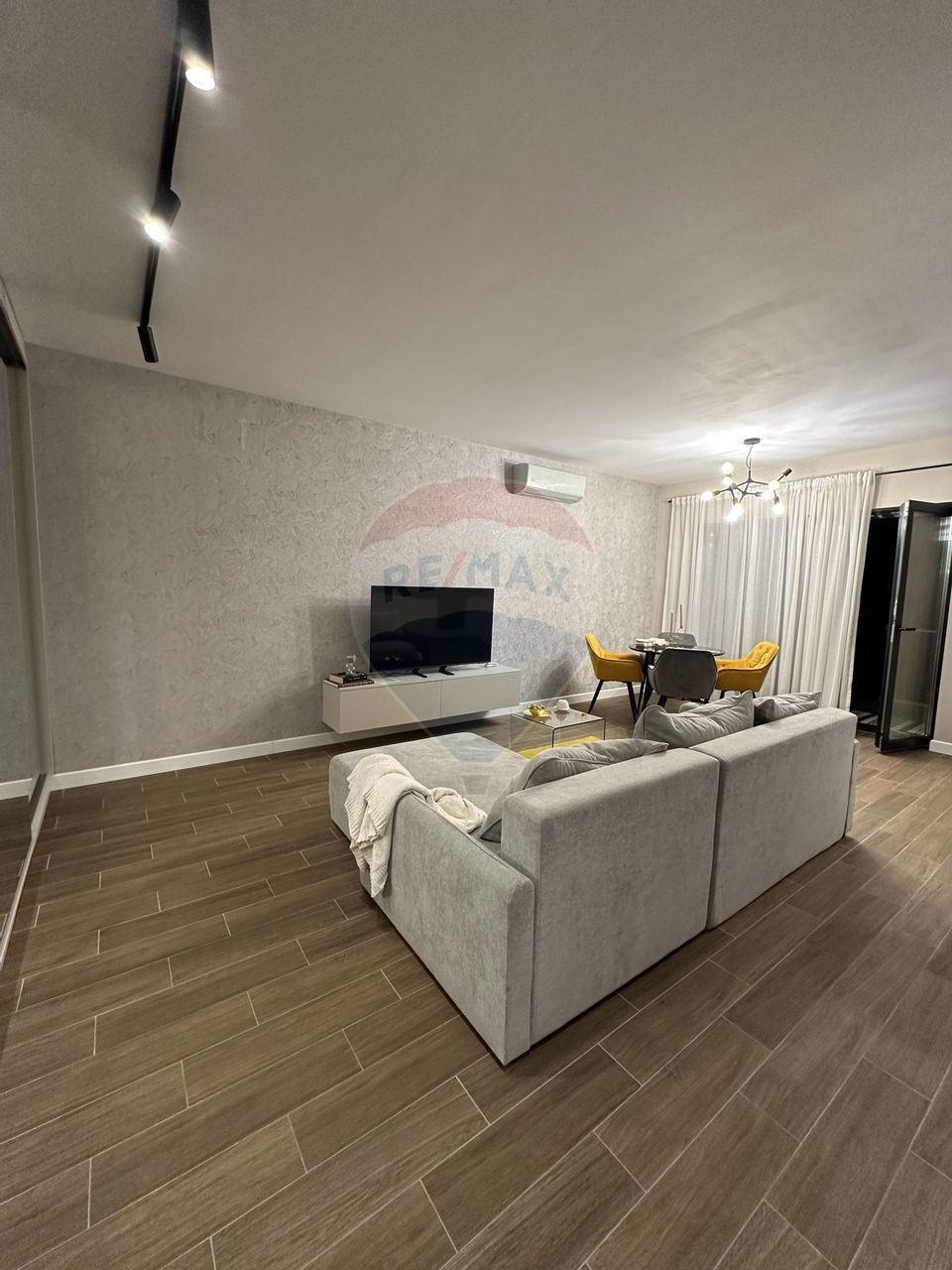 Luxury 2 Room Apartment for Rent