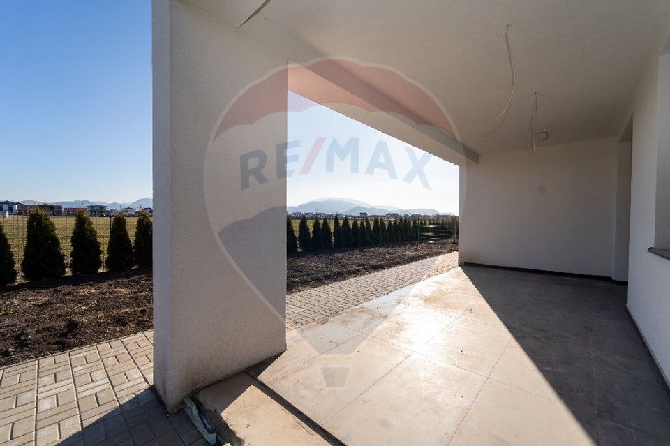 Casă Modernă de Vânzare în Sânpetru