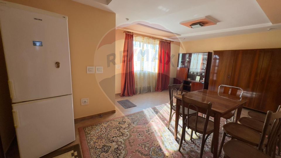 De vânzare 2 Corpuri de Casa si Teren 1388 mp in Geamăna, Bradu