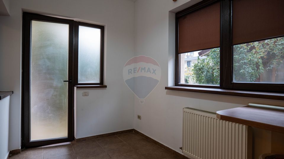 Vanzare apartament 3 camere, in vila cu curte si terasa, Fundeni