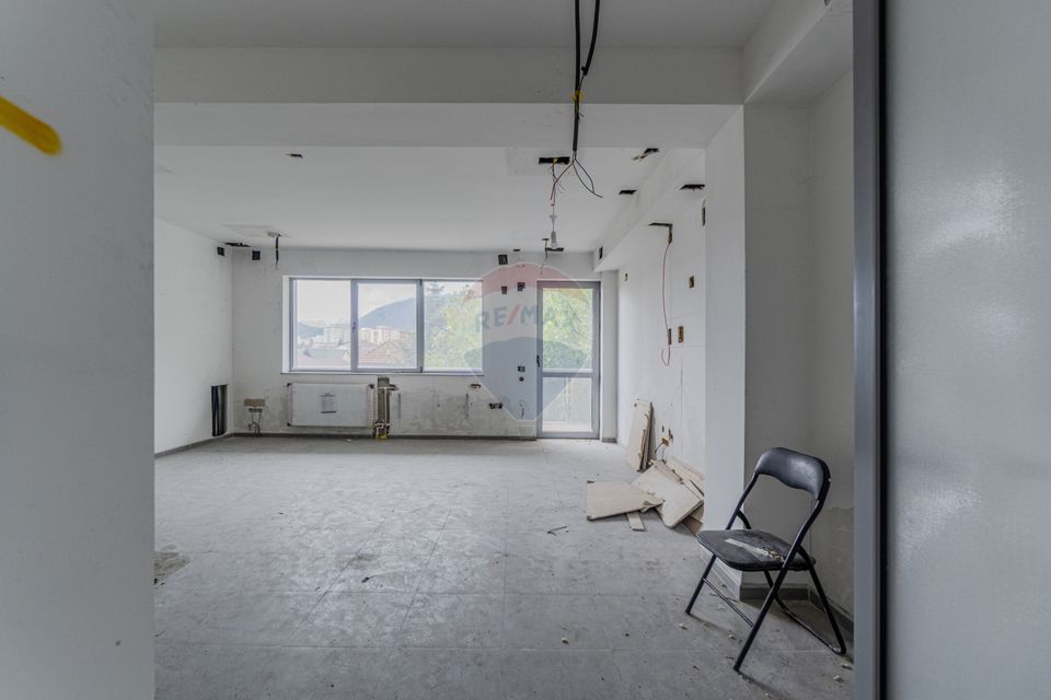 Cladire de 902 mp utili de vânzare, zona Grivitei - DN 13, COMISION 0