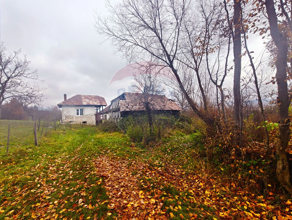 Teren de vânzare Unguraș cu priveliște si anexe