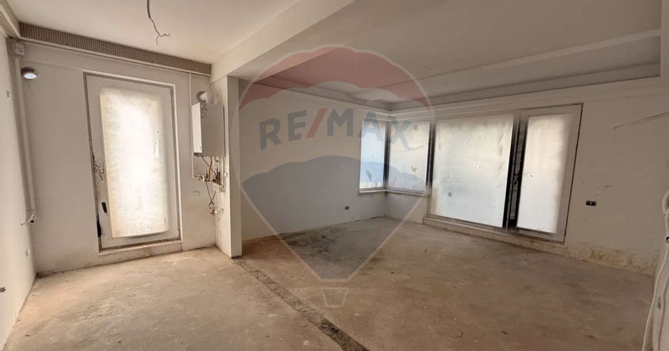 Vanzare Apartament 4 cu camere cu curte / loc parcare/ ultracentral