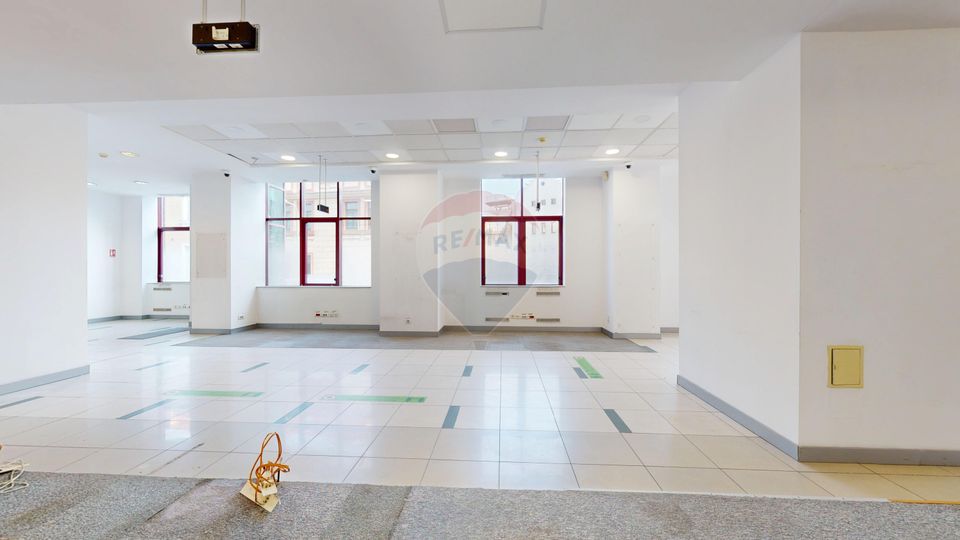 250sq.m Commercial Space for rent, Ultracentral area