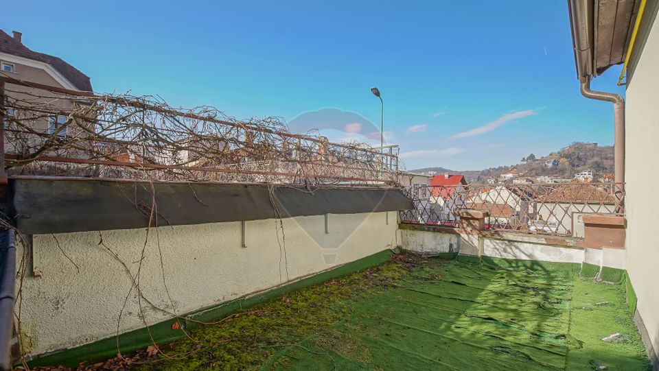 REZERVATA! Vilă individuală cu terasă, curte și două garaje