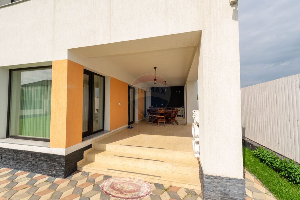 House - Villa 4 rooms in Pantelimon Magic Lake, Cernica forest