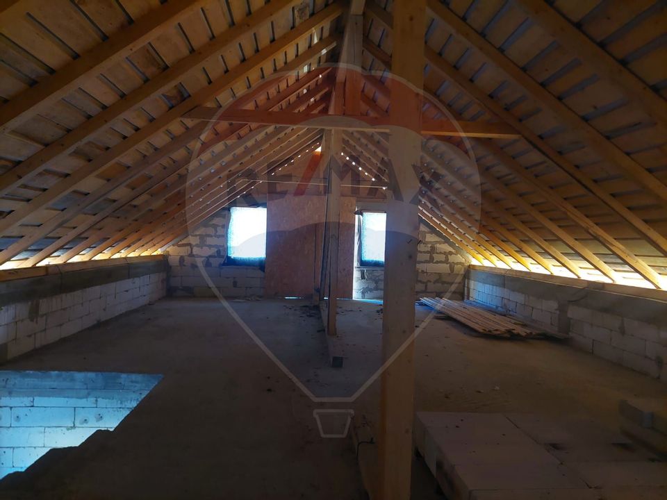 Casa la rosu de vanzare in Caiuti, Bacau