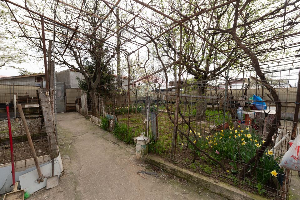 Casă de vânzare si teren 266mp în zona Giulesti