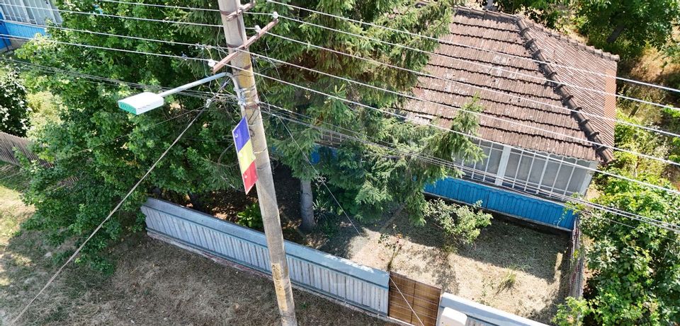 Casă  batraneasca cu 3 camere de vânzare in Icuseni Victoria Iasi