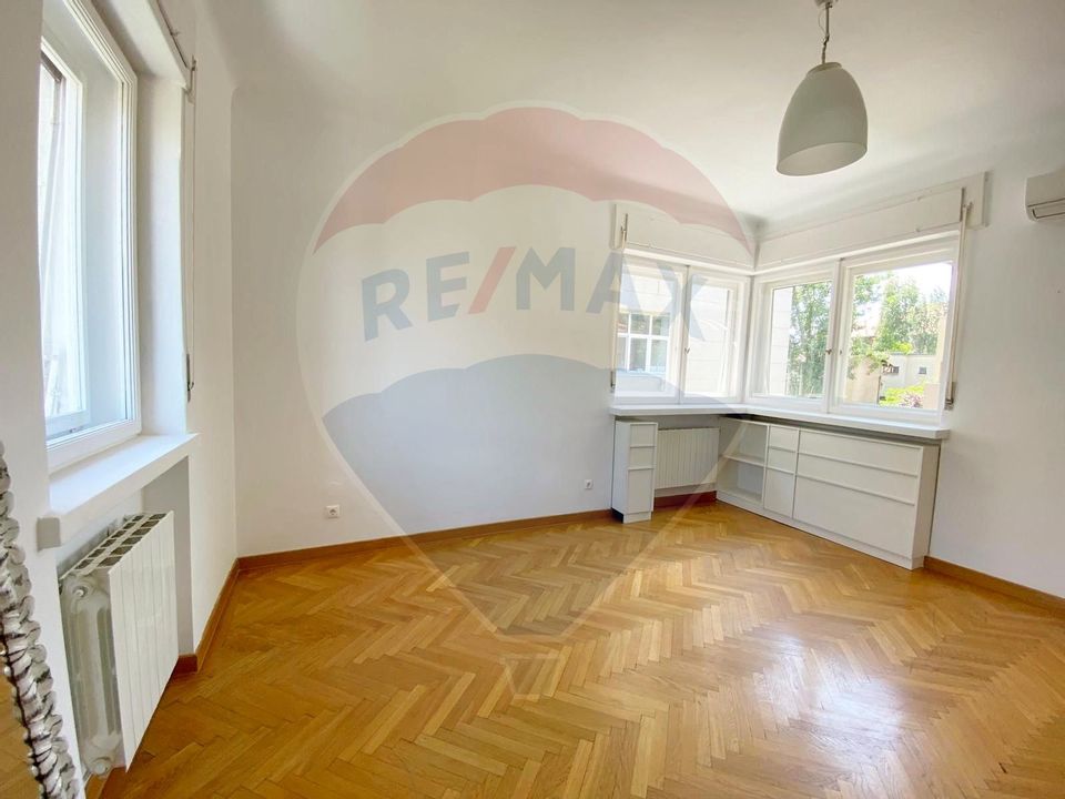 Apartament cu 3 camere în vilă, de închiriat, în zona Capitale