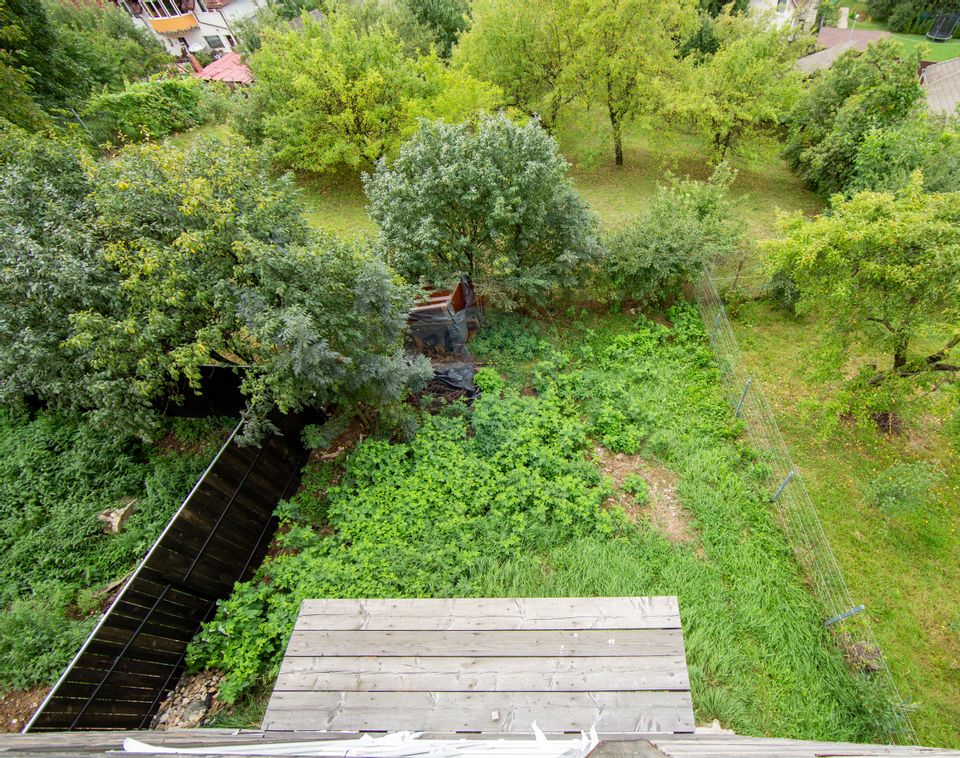 Duplex spațios – oportunitate pentru dezvoltatori sau două familii