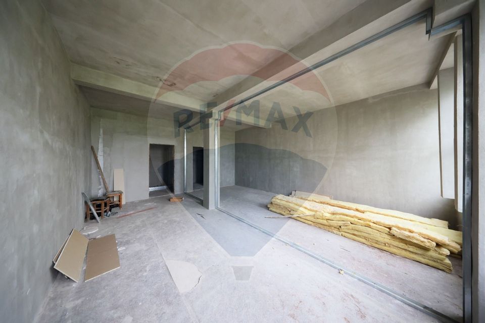 Hala 2.700 mp + birouri 800 mp + teren 1.400 mp AEROPORT BRASOV