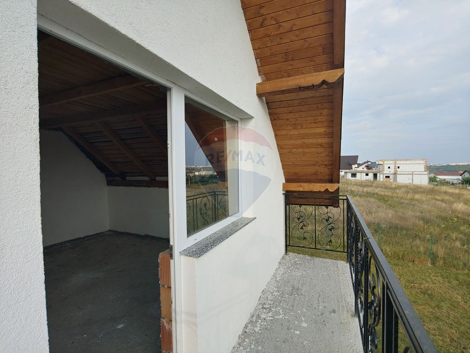 Casă / Vilă individuală cu 560 mp teren, de vânzare în Scheia, Suceava