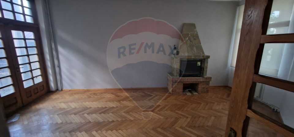 Vilă S+P+1E+M cu 7 camere de vânzare în TG. OCNA