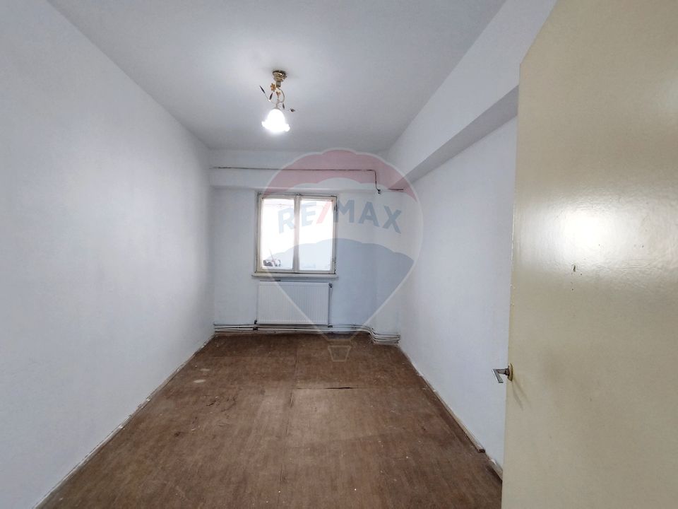 Apartament cu 4 camere de vânzare în zona Stefan cel Mare