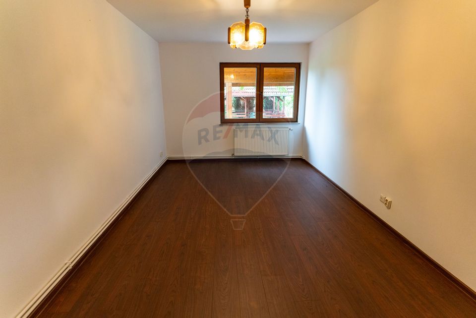 Vila /Pensiune 6 camere in Cristur, jud Hunedoara