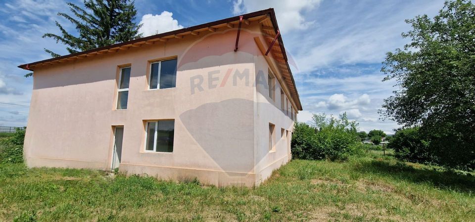Apartamente, sediu de firma, spatii comerciale, in Com. Traian/Bacău