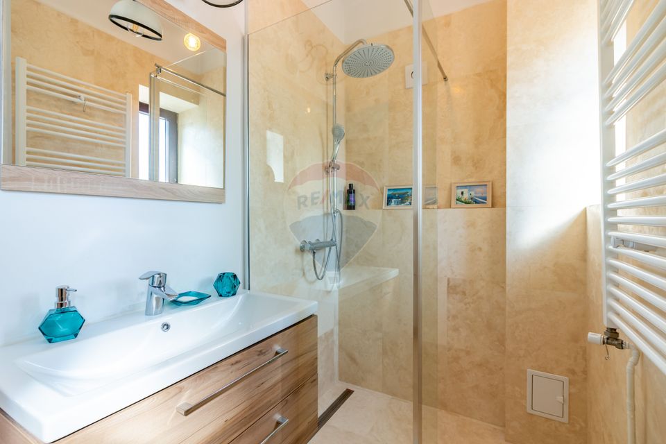 Villa for sale at the entrance to Mogosoaia, between two forests, lake