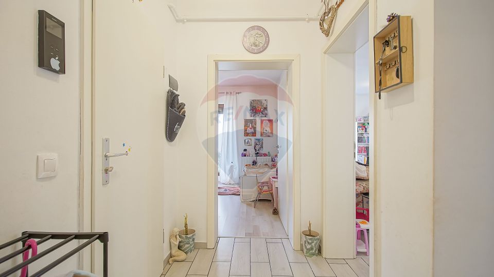 Apartament cu 3 camere de vânzare în zona Tractorul