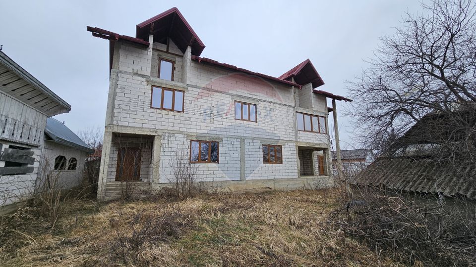Casă / Vilă cu 12 camere, teren intravilan de 2869mp în Siminicea, SV