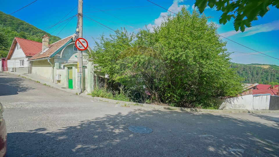 REZERVATĂ! Casă demolabilă cu teren și panoramă , în Șcheii Brașovului