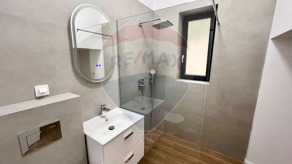 Apartam decomandat 2 cam la casa cu terasa, gradina - Pet Friendly
