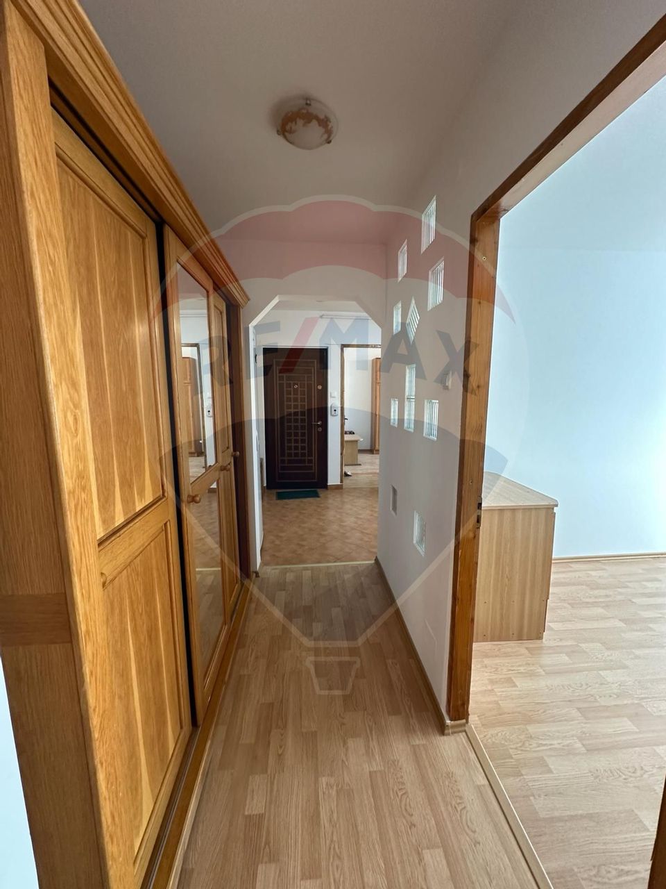 Apartament cu 3 camere de închiriat pe strada Pășunii