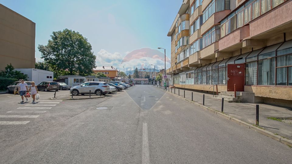 REZERVAT | Garsonieră decomandată | Zona Tractorul | De renovat