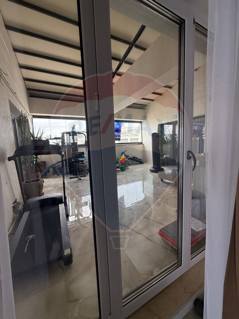 Apartament cu 4 camere de vânzare în zona Sarari