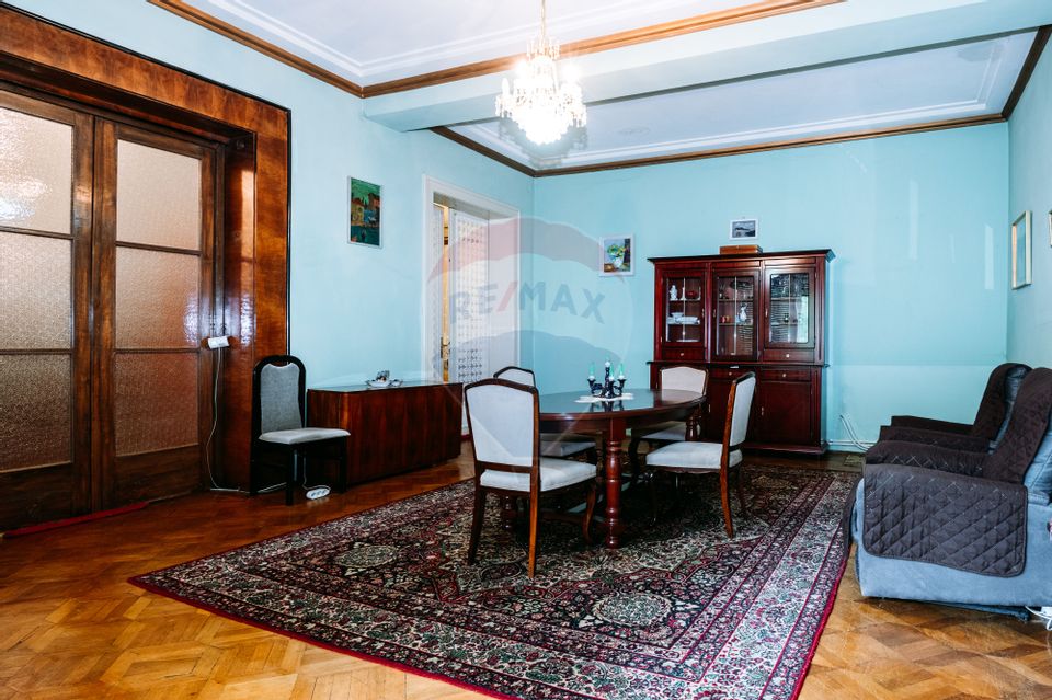 Apartament spațios cu grădină proprie într-o vilă interbelică renovată