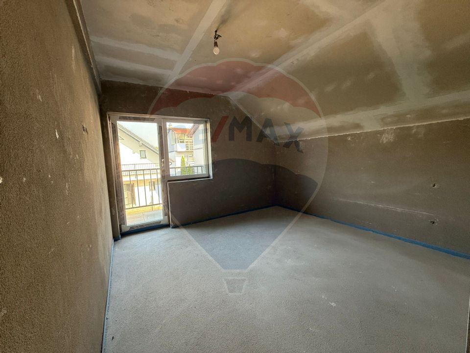 Casa cu 4 camere la gri de vanzare in Sura Mare