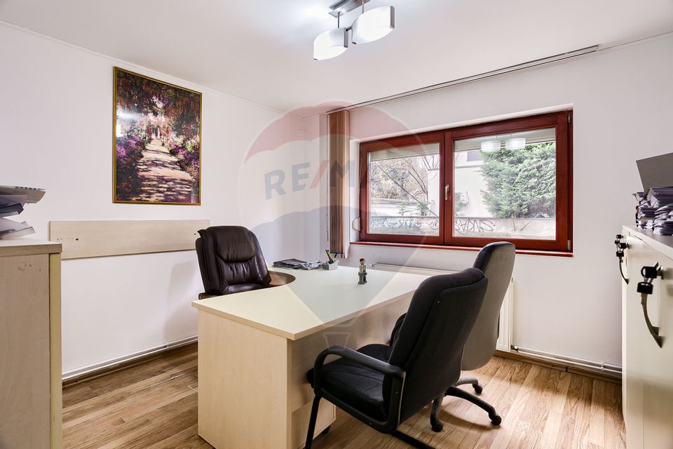 Apartament cu 4 camere de vânzare în zona Intim