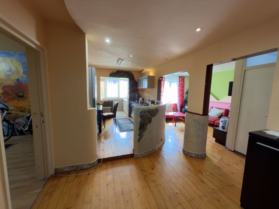 Apartament cu 4 camere de închiriat în zona Rogerius