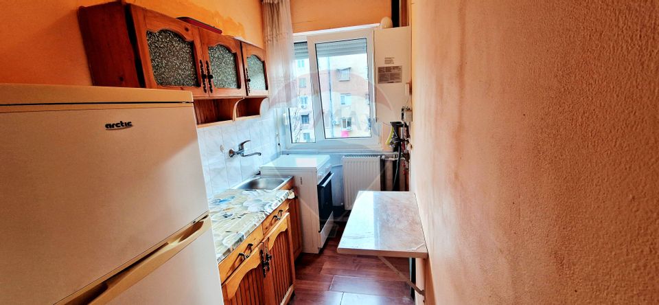 Apartament 2 camere, etaj 2, centrala proprie, balcon - zona Fortuna