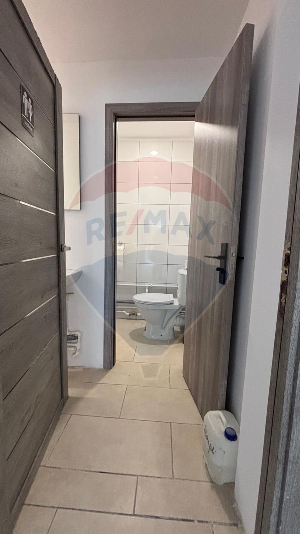 87sq.m Commercial Space for rent, Ultracentral area