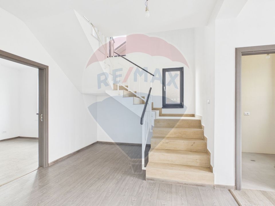 Modern 5 bedroom villa GF+1 for sale in Crevedia