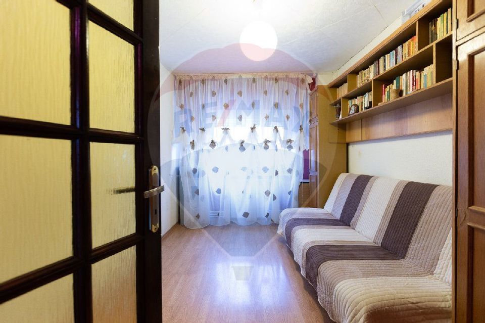 Apartament cu 4 camere de vânzare în zona Milcov