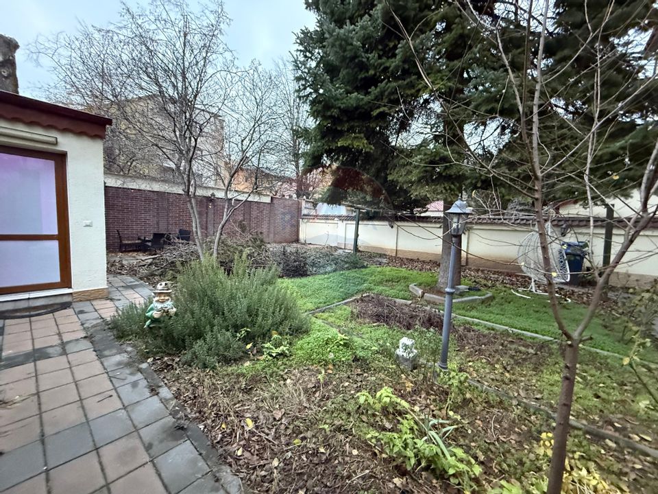 De inchiriat Casă / Vilă 7 camere + curte zona Vatra Luminoasa